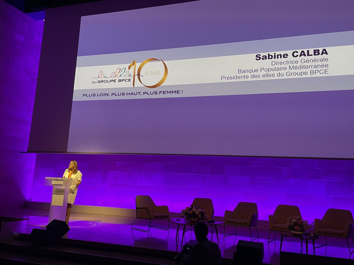 ellesGroupeBPCE's tweet photo. Sabine Calba, présidente des @ellesGroupeBPCE « Je veux dire aux femmes, osez, soyez ambitieuses. En 10 ans, beaucoup de choses ont évolué dans le bon sens mais il reste du chemin à faire. C’est le sens de cette journée : regarder vers l’avenir. 

#10ansdesellesdebpce #mixite https://t.co/psAQrBLGjj