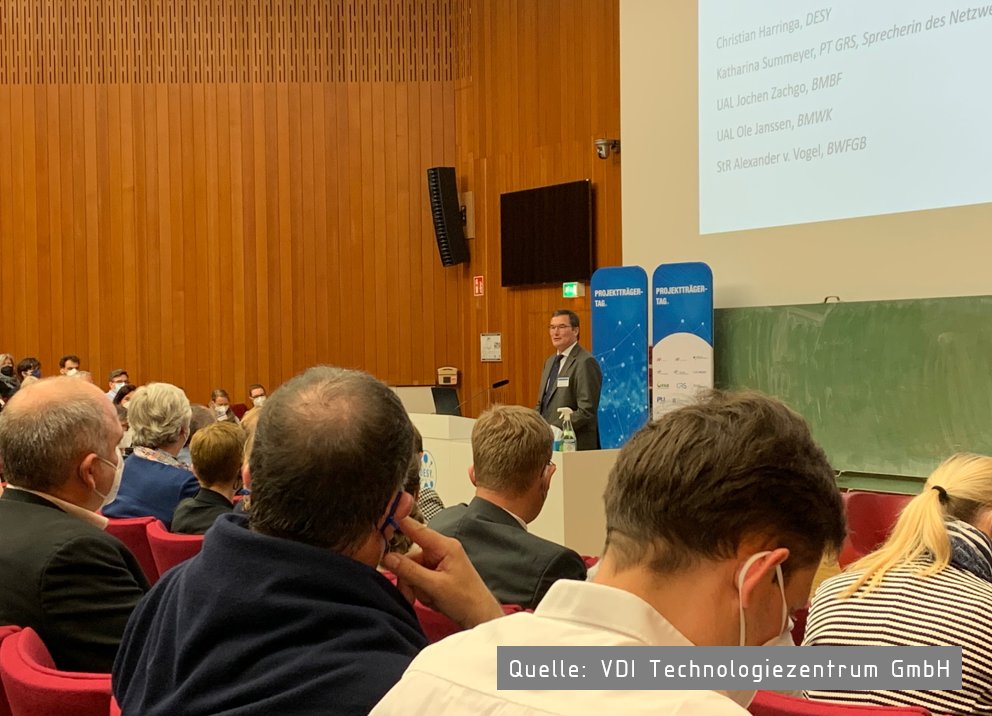 technikzukunft's tweet photo. Der UAL Jochen Zachgo vertritt das @BMBF_Bund beim #PTTag22. Herr Zachgo gratuliert zum 10. #PTTag, freut sich auf die spannenden Gespräche und spricht das Beispiel @BioNTech_Group für die erfolgreiche #Projektförderung an. #Innovation #Transfer @desy https://t.co/ogHdojmXLX