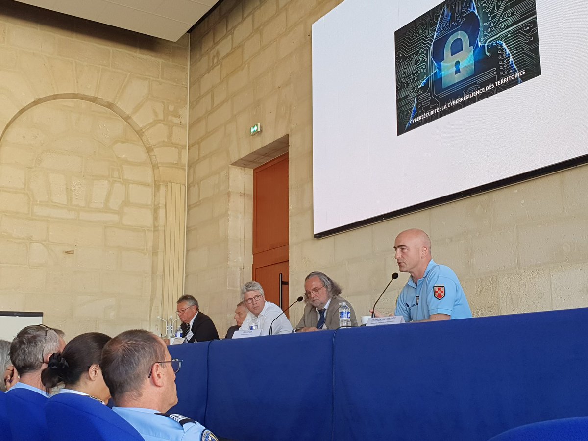 Pour des territoires de confiance. 
Colloque de <a href="/IHEDN/">IHEDN</a> <a href="/RochefortOcean/">Rochefort Océan</a>. <a href="/Soluris_com/">Soluris</a> mobilisé aux côtés de <a href="/Gendarmerie_017/">Gendarmerie de la Charente-Maritime</a> pour accompagner vers la cybersecurité toutes les collectivités locales ,  y compris les plus petites.