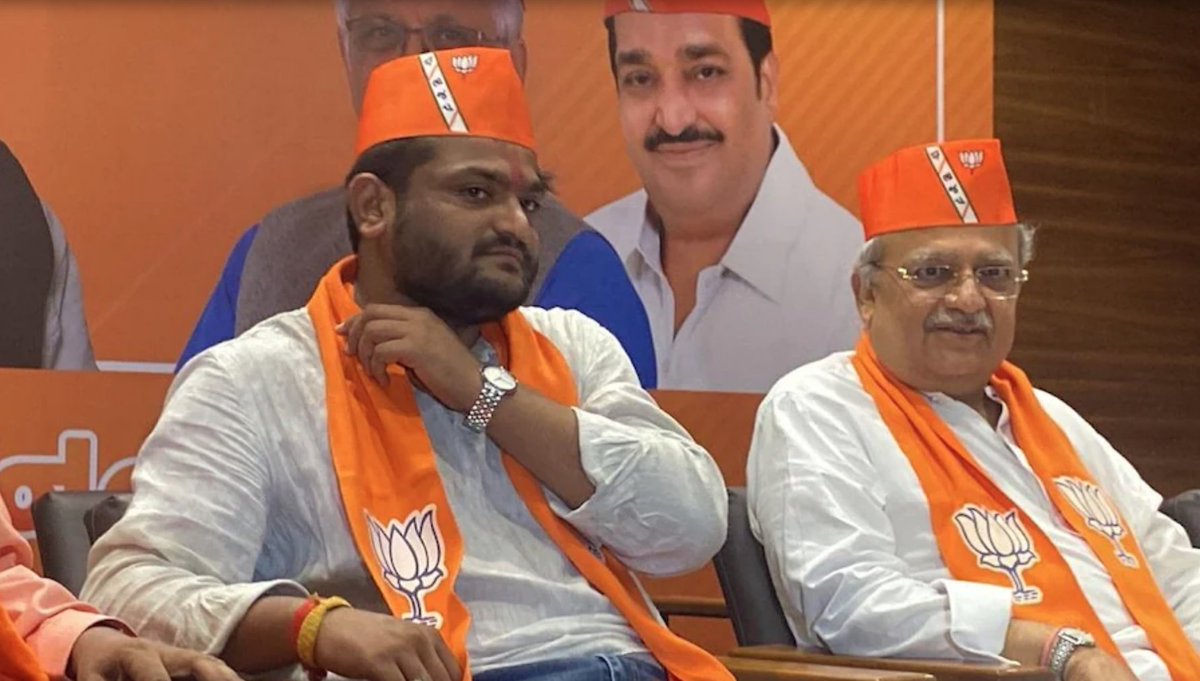 aajtak's tweet photo. #HardikPatel गौ-पू���ा कर बीजेपी में हु��� शामिल, भगवा टोपी में सामने आई तस्वीर 
Live Updates : https://t.co/Y0K2qqvYyp https://t.co/0ltQlF5PWp