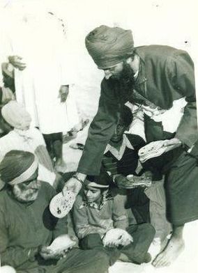 SCUKofficial's tweet photo. Today is the birthday of the greatest Sikh leader of the 20th Century Sant Jarnail Singh Ji Khalsa Bhindranwale, the 14th spiritual head of Damdami Taksal (Sikh seminary started by Guru Gobind Singh Ji)

You can see a younger @Swamy39 @BJP4India enjoying the company of Sant Ji. https://t.co/pk1xJ9pzUc