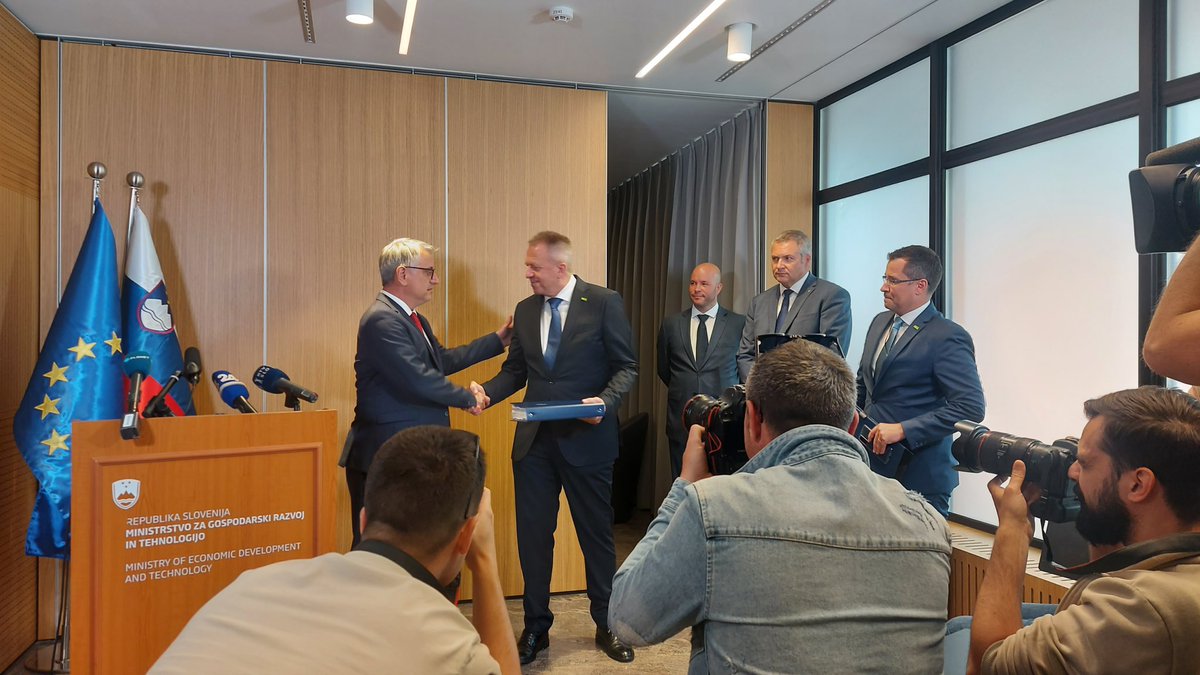 PocivalsekZ's tweet photo. Po skoraj osmih letih sem danes predal posle.

Ponosen sem na:

- 8 let rasti,
- to, da smo 2017 presegli BDP izpred finančne krize,
- zmanjšali brezposelnost iz 140.000 (2014) na 60.000 (2022),
- TNI: 16 MRD - 8 % rast letno,
- prve greenfield investicije: Magna, Yaskawa, https://t.co/EECh4KRm5u