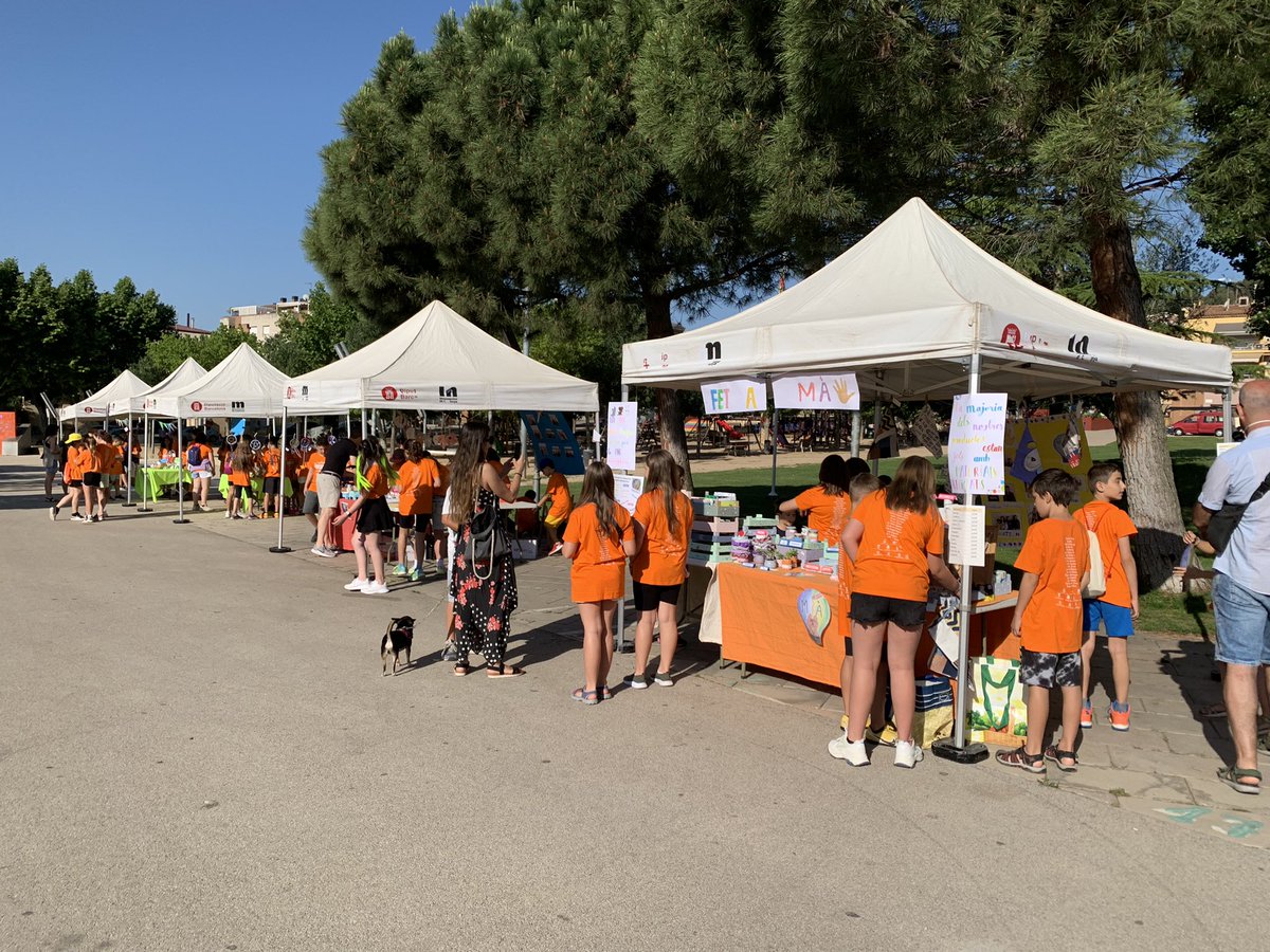 EVAPELLICER's tweet photo. Mercat de Cooperatives Escolars #CuEmE #santjoandevilatorrada @diba @SantJoanV @consellbages https://t.co/Uk2ne37bTS