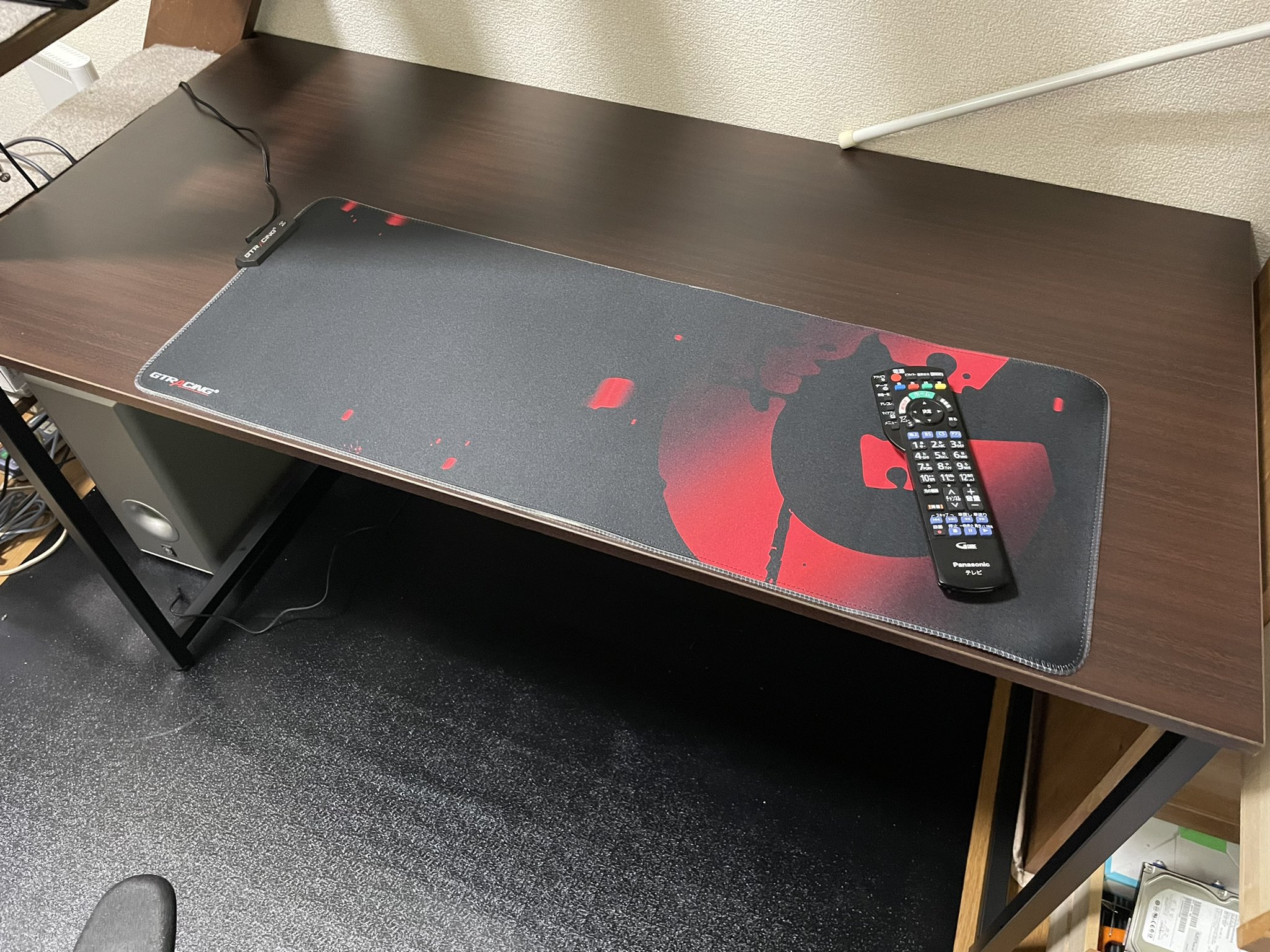 きゅうり君 Pcデスクとチェアマットとマウスパッド買いました ロフトの下のデッドスペースを書斎に 床が黒いのはチェアマット150 190のデカイやつ 机は1 60 マウスパッドは80 30 疲れたよ 写真に写ってないとこはダンボールの山さ Pcデスク きゅうり君 Pcデスクとチェアマットとマウスパッド買いました ロフトの下のデッドスペースを書斎に 床が黒いのはチェアマット150 190のデカイやつ 机は1 60 マウスパッドは80 30 疲れたよ 写真に写ってないとこはダンボールの山さ Pcデスク