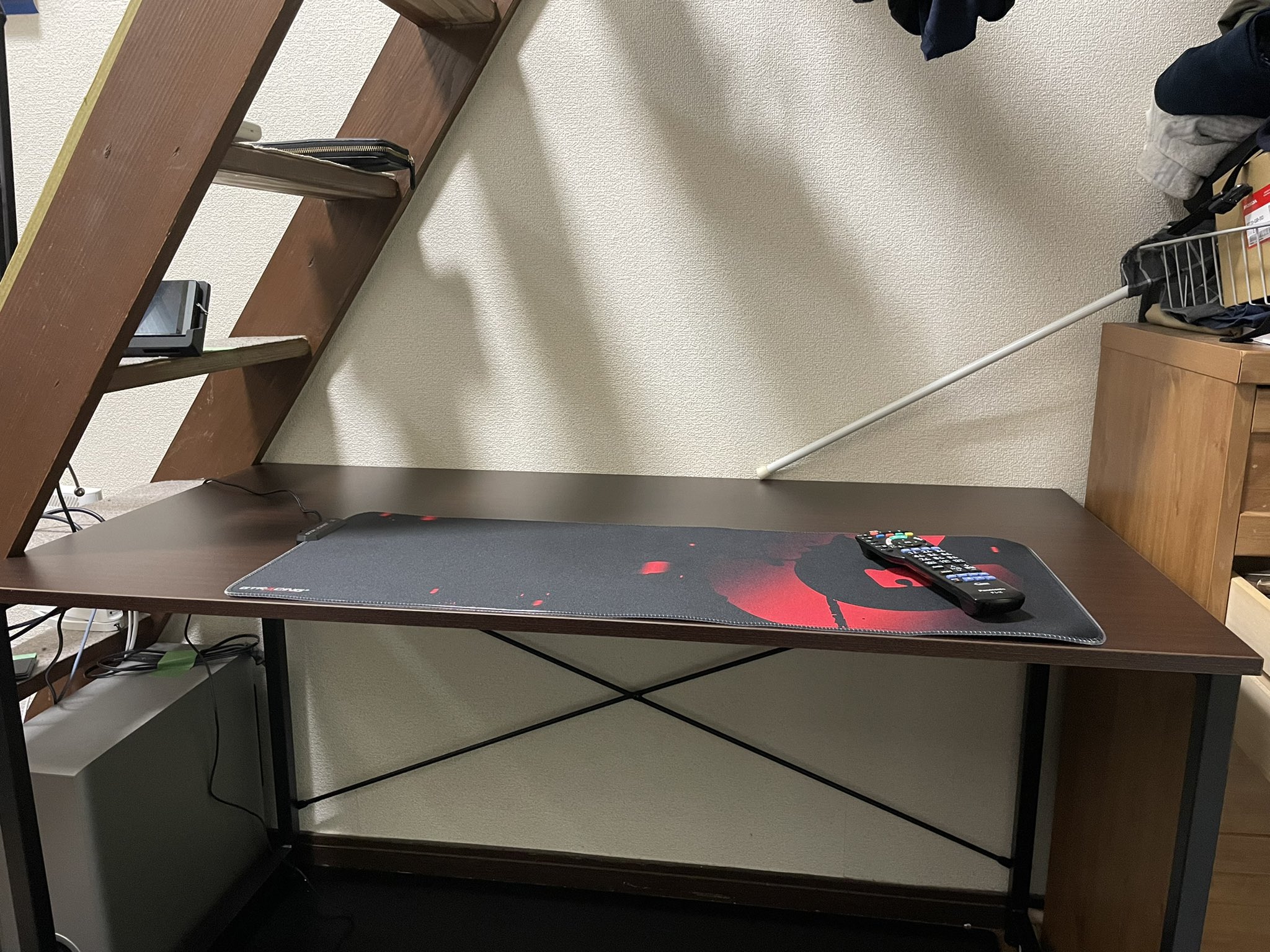 きゅうり君 Pcデスクとチェアマットとマウスパッド買いました ロフトの下のデッドスペースを書斎に 床が黒いのはチェアマット150 190のデカイやつ 机は1 60 マウスパッドは80 30 疲れたよ 写真に写ってないとこはダンボールの山さ Pcデスク