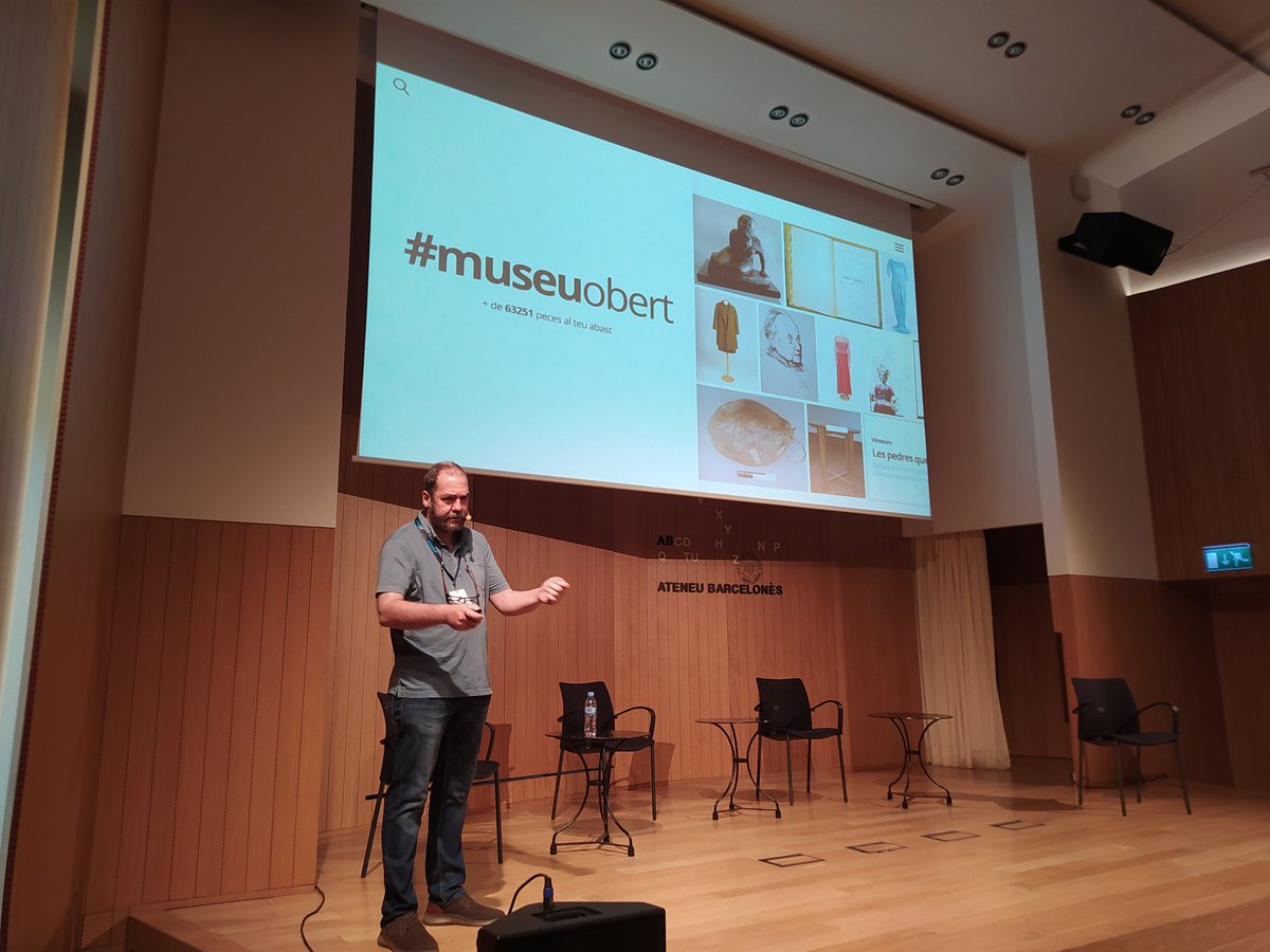 CoeliPlatform's tweet photo. Marc Folia de @museuobert ens resol, des d'un vessant tècnic, algunes preguntes com:
🔵​De quina manera pot gestionar-se un gruix patrimonial tan heterogeni?
🔵​Quin és el paper de la interoperabilitat al projecte #museuobert? 

#JornadaCoeli22 #ColleccionsOnline https://t.co/4Q5XfZInKN