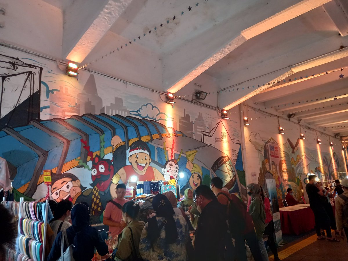 tanpa kendaraan bermotor yang melewatinya, jalan ini (terowongan kendal) jadi lebih hidup oleh keberadaan dan pergerakan manusia. hasil dari sebuah pilihan.