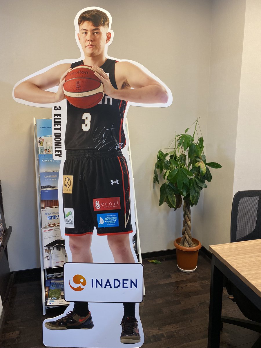 inaden_com's tweet photo. 《INADENニュース》

この度弊社が応援しております
大阪エヴェッサ所属、
エリエット・ドンリー選手の
直筆サイン入り等身大パネルを
頂きましたので報告致します🏀

エリエット・ドンリー選手、
そして大阪エヴェッサの
今後の活躍心から願っております😊

#大阪エヴェッサ
#INADEN https://t.co/OYXY2vvM5Q