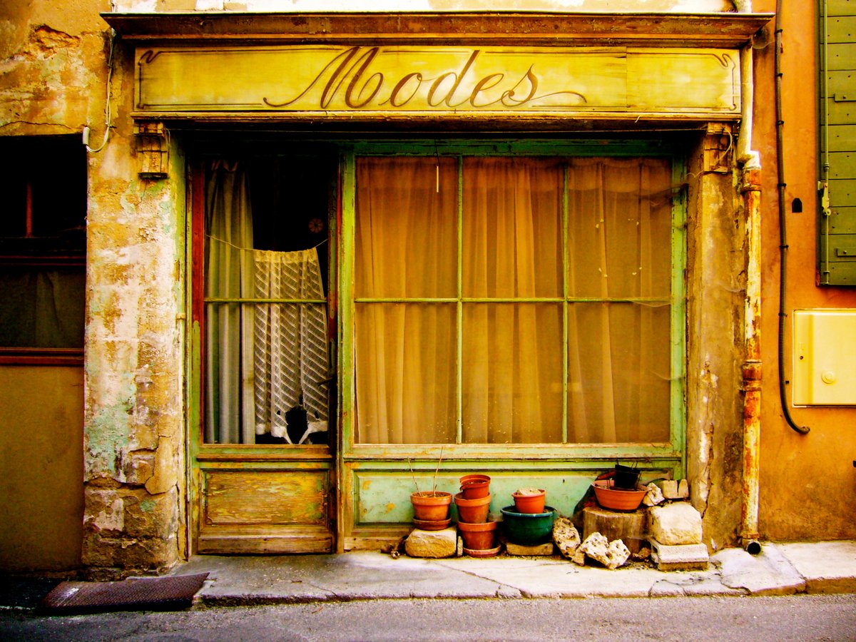 Souvenir d'un passé perdu. Qui sont ces clients qui ont poussé la porte de ce vieux commerce provençal? Photo Ph.D.