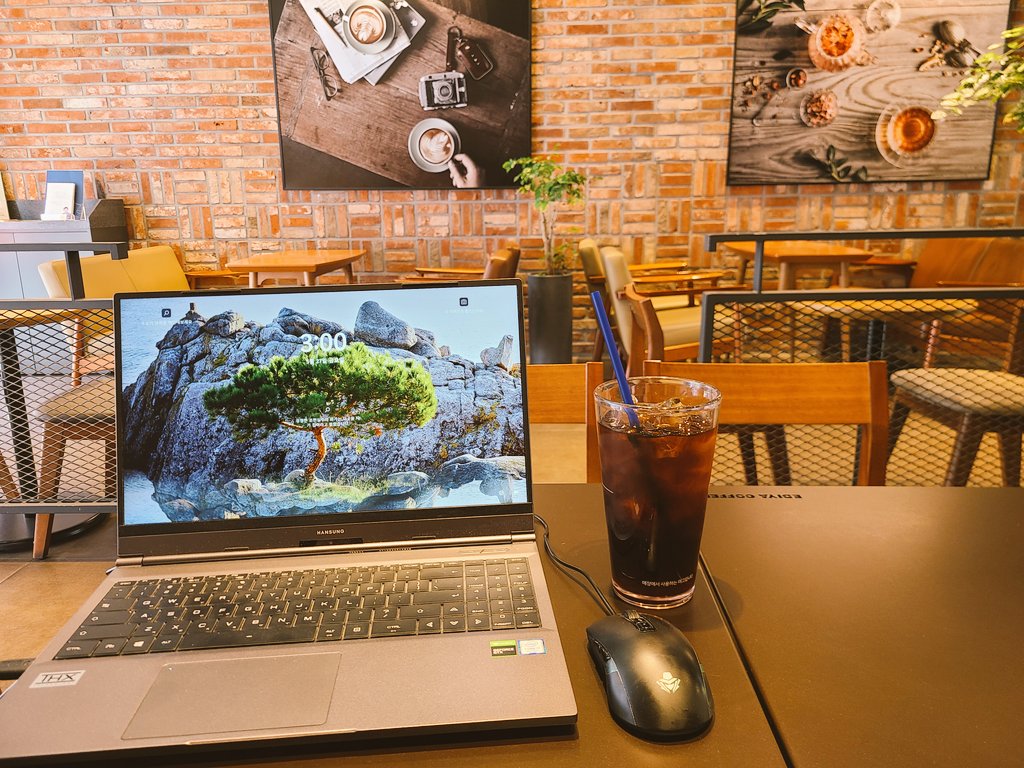math_cafe_luv's tweet photo. 6月1日は投票してきました！🗳
暑い夏にはカフェで涼しく 
アイスコーヒーと一緒に仕事をします！ 
やっぱりアア(아아)が最高です！ www🧊☕️

#韓国 #日常垢
#カフェ #コーヒー https://t.co/Iwm9mMWmob