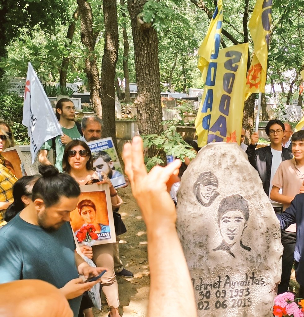 Gezi Direnişi'nin 9. yılında, yaşamını yitiren Mehmet Ayvalıtaş'ı anmak için mezarı başında toplandık.

#MehmetAyvalıtaş Ölümsüzdür!
#GeziDirenisi9Yasında
