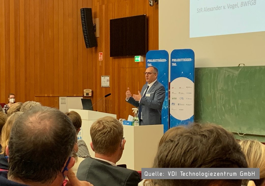 technikzukunft's tweet photo. Der UAL Dr. Ole Janssen (@BMWK) bedankt sich für die Kooperation mit den #Projektträger|n. Er hält es aber für notwendig, Dinge stetig zu verbessern. Die steuerliche #Forschungsförderung zeige, dass gute neue Modelle nicht zu Lasten von erfolgreichen Strukturen gehen. #PTTag22 https://t.co/rNMHBFHdM3