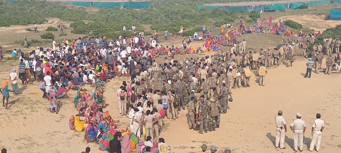 RightsinDevt's tweet photo. After successfully pushing back #Posco, now the community in Dhinkia is resisting another steel factory. For doing so, hundreds of people are being criminalized and violently attacked. But they keep resisting.
📢Support them & join the calls to #StopJindal! https://t.co/Pq6HbxyEsZ