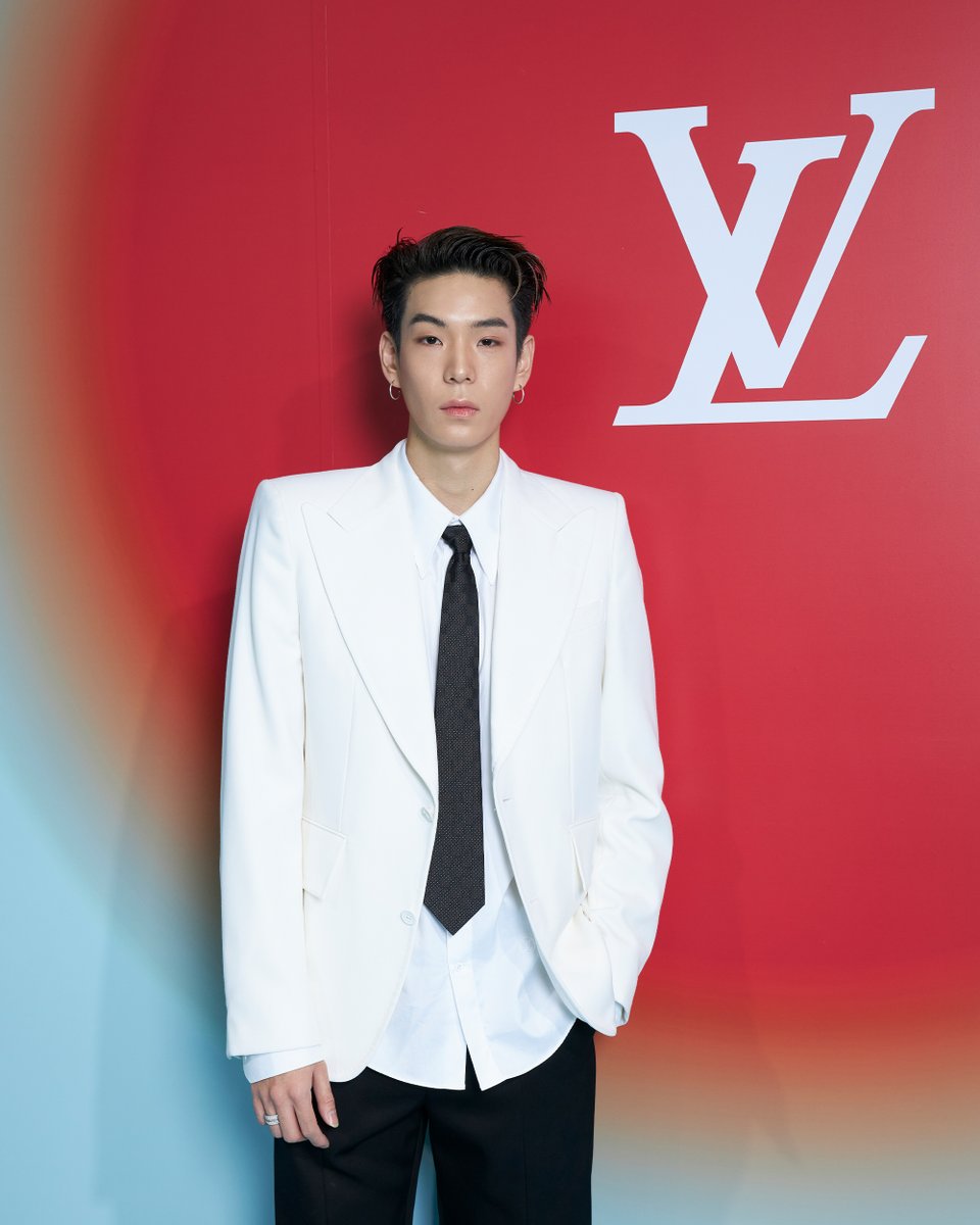 qow_ent's tweet photo. "เจเจ-ต้าเหนิง" กับโททัลลุค จากหลุยส์  วิคตอง พร้อมร่วมชมแฟชั่นโชว์ที่งาน Louis Vuitton Fall Winter 2022 Men’s Spin-Off Show เมื่อวานนี้ มีภาพมาฝากกันนะครับ

📸 https://t.co/Yi4hxzF9NP

#LVMenFW22
#LouisVuitton
#JAYLERR
#THANAERNG
#QOW_ENT https://t.co/ivBZk86FaK