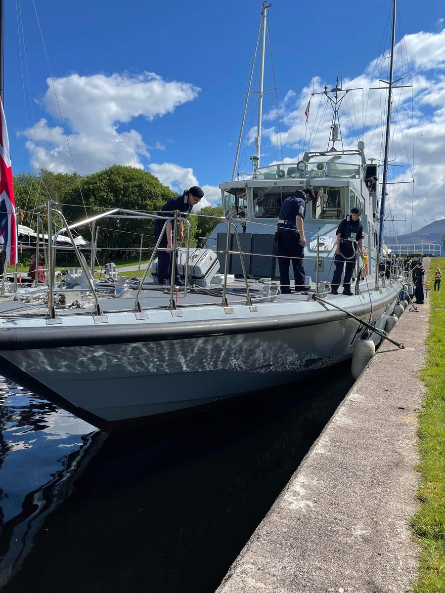 Officer Cadets from @URNUBelfast and @GSURNU continue their training onboard @hms_raider in the glorious Caledonian Canal this week. Personal development you get paid for! Recruiting now for Septembers’ intake. @UlsterUni @QUBelfast