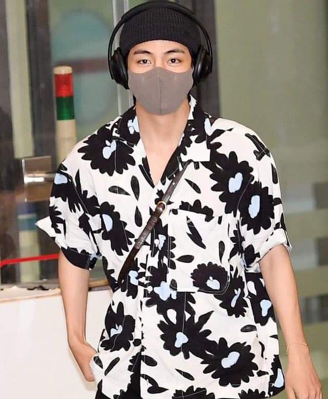 kth_kht's tweet photo. Welcome back bae 💜
#TAEHYUNG @BTS_twt https://t.co/lAtLNlw9XI