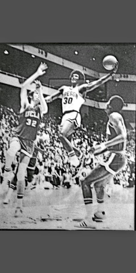 SoCalDuck_Buck's tweet photo. @77Blazers @BillWalton @trailblazers Sweet...Attended 1st #BruinsvsDucks at #MacCt 1974 &amp; bought poster of #Oregon Legend #RonLee 💪 "Throwin-it-Down" in #Waltons Grill
Bill says he "Blocked-it"

#ScoDucks🦆 https://t.co/fZv6RRaEcA