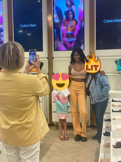 This happened today! 💁🏾‍♀️😮🥳🙋🏾‍♀️👸🏾🌈Right after the whole store applauded for me, I cried and I ran into