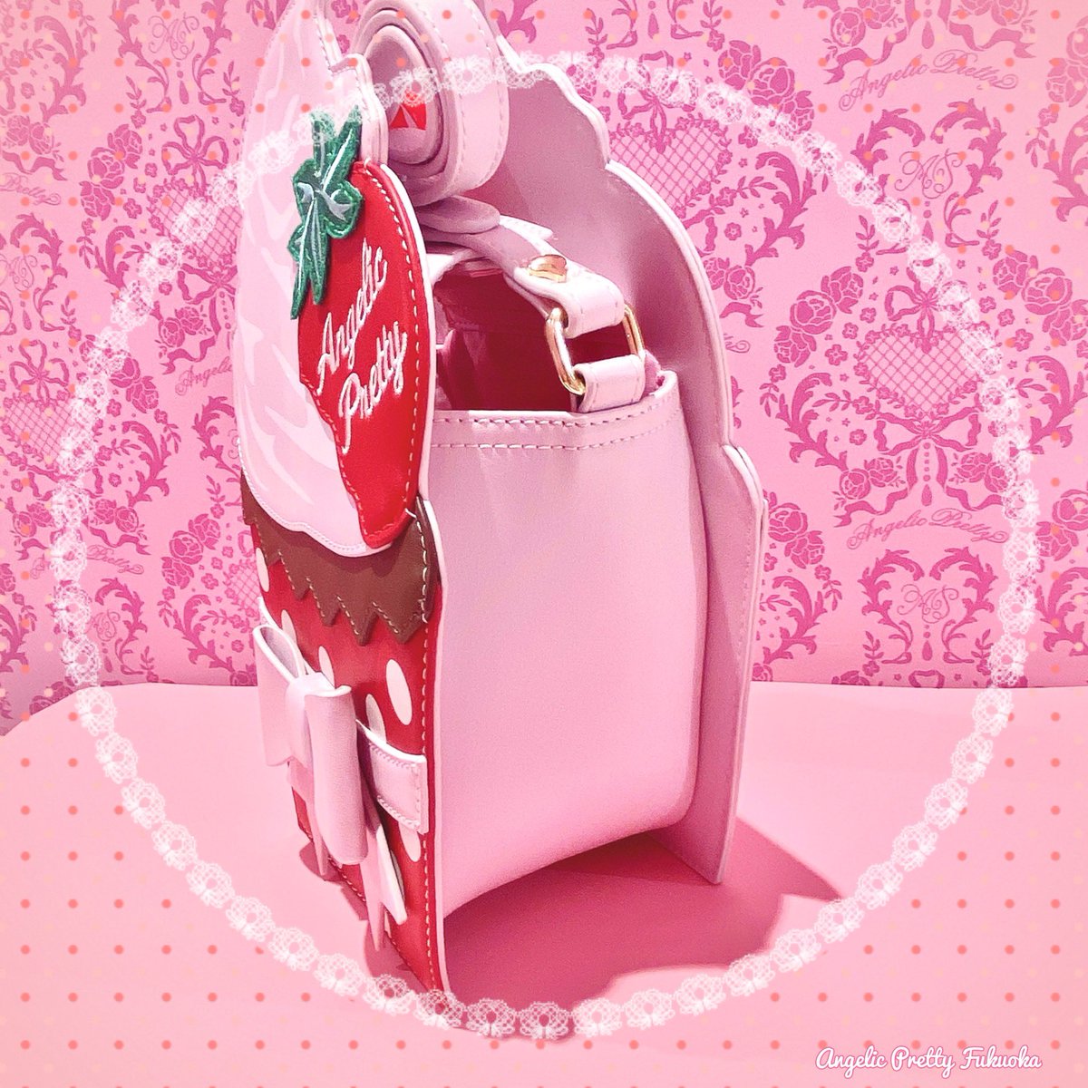 ??Strawberry Cupcakeショルダーバッグ…¥12,980?? カップケーキ型 