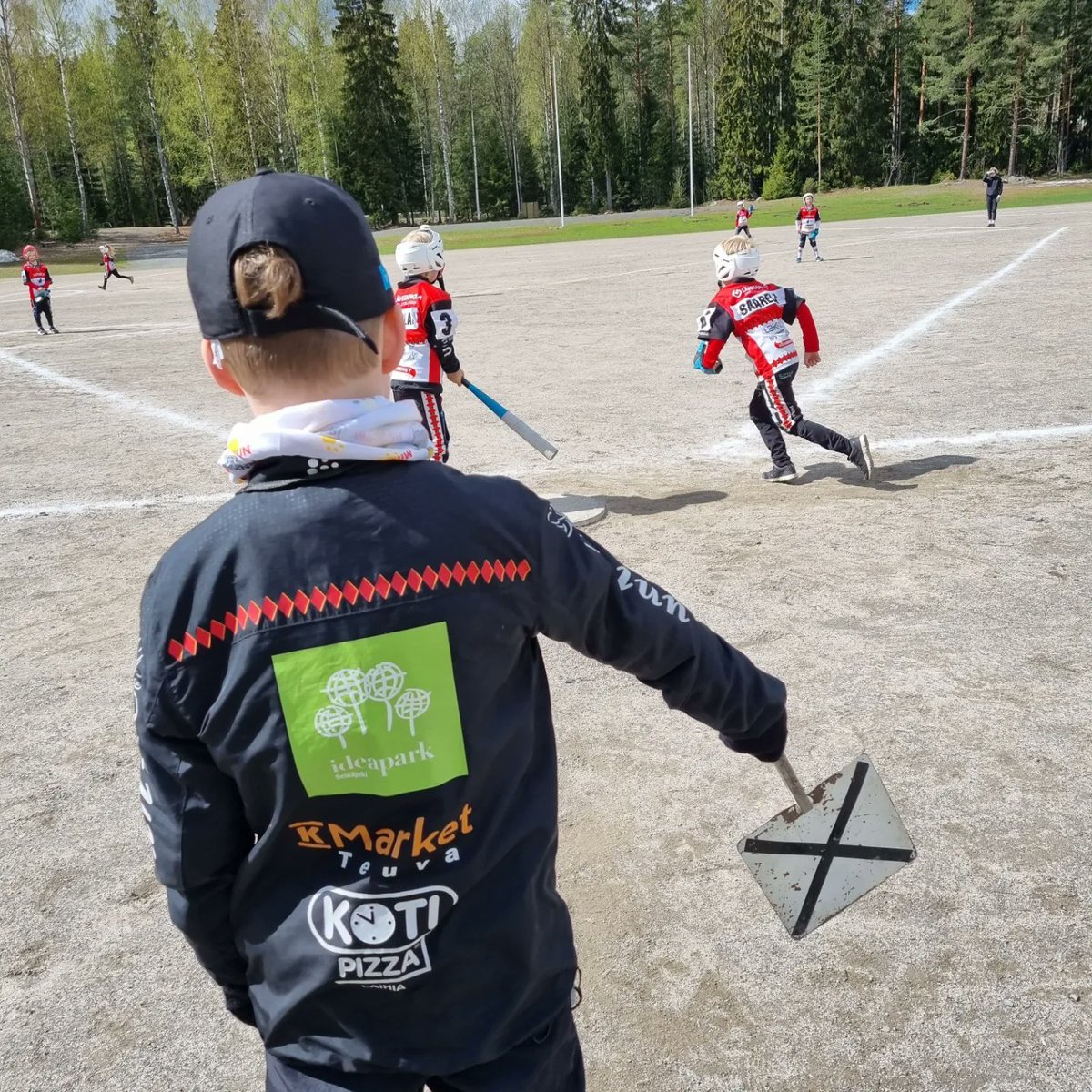 Toukokuun pelejä tuomaroi 70 junnutuomaria, nuorimmat tuomarit 8-vuotiaita 🔥
Ansaittuja palkkioita maksetaan 3800€ 💪
Valmentajat, pelurit ja katsojat, muistetaan antaa tuomareille työrauha👍

#pesis #mailajussit #seinäjoki #tuomarointi #kesätyö