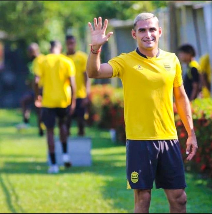 LigaBetcris's tweet photo. El Mexicano Omar Rosa se despide del Real España y es la primera baja del Real España.

#OmarRosa #RealEspaña #SeDespide #LigaNacional #LigaBetcris https://t.co/vPjDJEiYTE