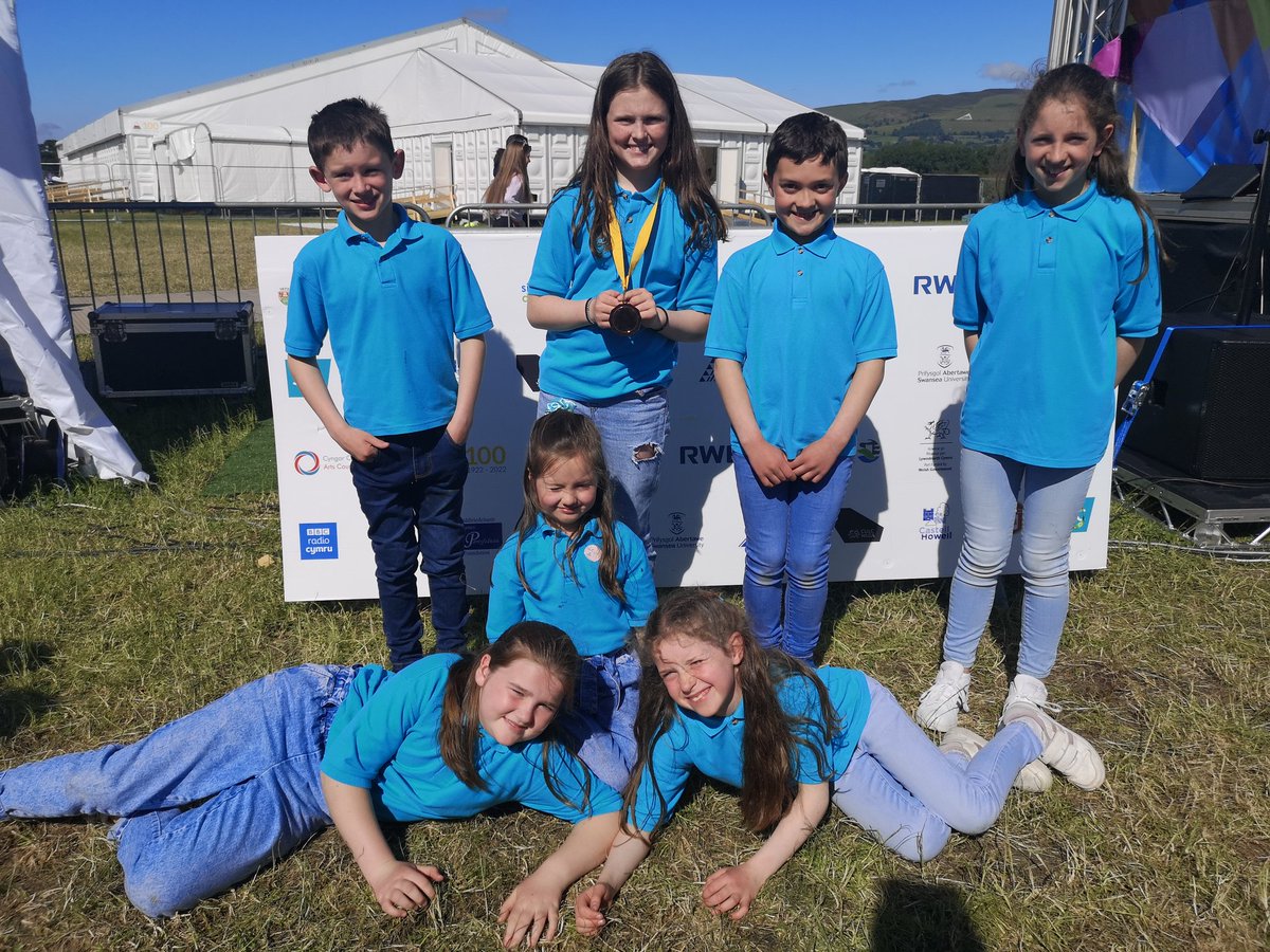 IfanYsgol's tweet photo. ❤️🤍💚
3 diwrnod i'w cofio yma yn Eisteddfod Yr Urdd 2022 @UrddConwy Cystadlu ar 3 cystadleuaeth, dod adre fo 2 wobr a phrofiadau wnawn nhw gofio AM BYTH. Hynod, hynod o falch ohonoch blantos 🤗 #ysgolfachwledig #calonfawr https://t.co/O7DUOSXK7G