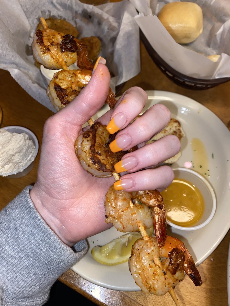 rrpoll's tweet image. do y’all like my new nails ? 🥰