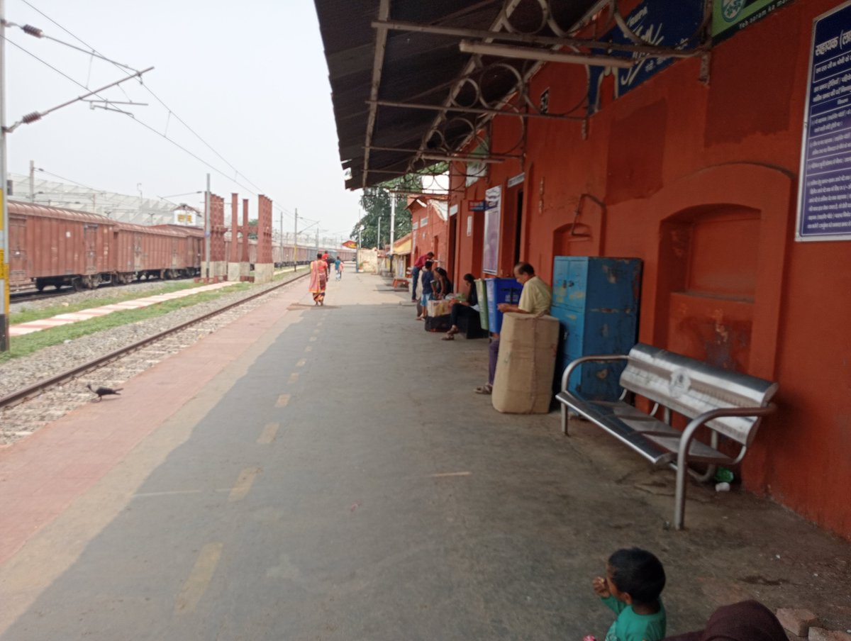 MrityunjayMahi's tweet photo. ये है बिहार का झाझा रेलवे स्टेशन जो की आदमियों के बैठने के जगह पे पक्षियों का बसेरा है, @AshwiniVaishnaw @officechiragpas #jamui #झाझा #Bihar https://t.co/X7q9rIxSTc