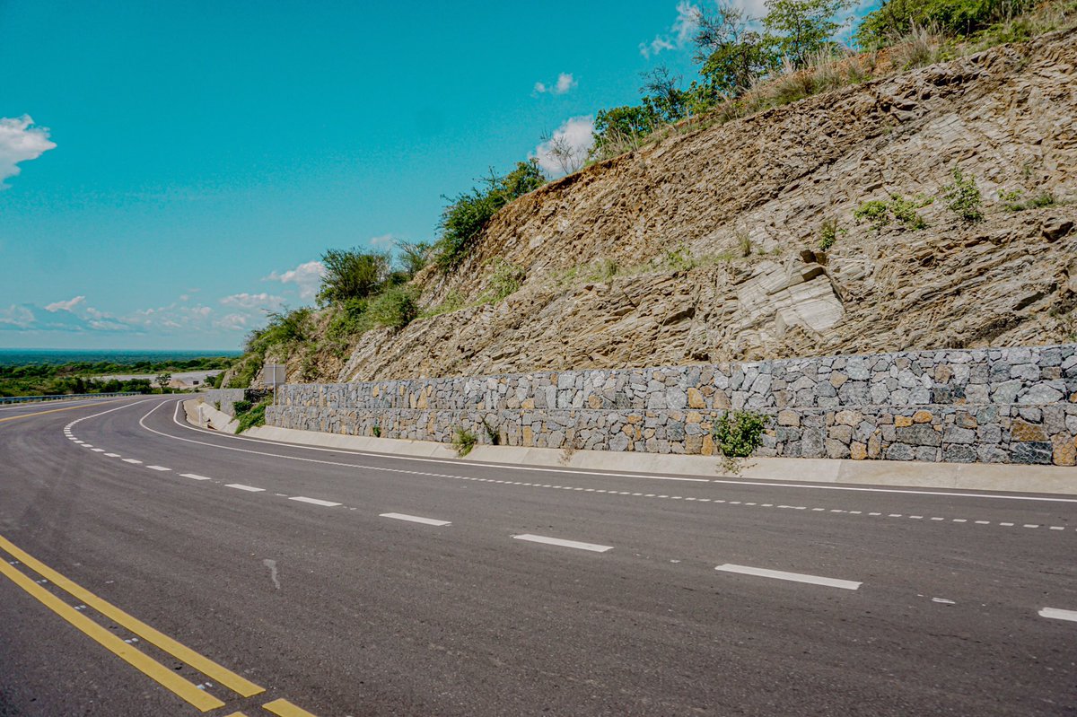 VisualizeUG's tweet photo. @UgandaMediaCent @GovUganda @UNRA_UG @UgandaRoadFund This is what am talking about- Ugandans should give credit where it is due- We are visualizing the great work @UNRA_UG @GovUganda  have done here! #VisualizeUG https://t.co/VfuWjFXELb