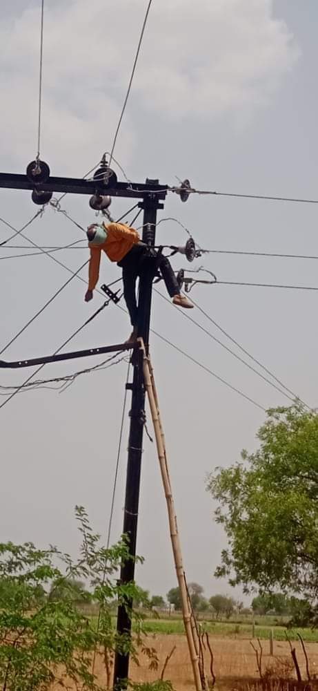 <a href="/INCChhattisgarh/">INC Chhattisgarh</a> <a href="/MohanMarkamPCC/">MOHAN MARKAM</a> <a href="/plpunia/">P L Punia</a> <a href="/bhupeshbaghel/">Bhupesh Baghel</a> <a href="/TS_SinghDeo/">T S Singhdeo</a> इन मौतों का जिम्मेदार कौन?
#छत्तीसगढ़_विद्युत_संविदा_कर्मचारियों_को_नियमित_करो 
<a href="/bhupeshbaghel/">Bhupesh Baghel</a> <a href="/ChhattisgarhCMO/">CMO Chhattisgarh</a> <a href="/TS_SinghDeo/">T S Singhdeo</a> <a href="/plpunia/">P L Punia</a> <a href="/INCChhattisgarh/">INC Chhattisgarh</a> <a href="/BJP4CGState/">BJP Chhattisgarh</a> <a href="/drramansingh/">Dr Raman Singh</a> <a href="/OPChoudhary_Ind/">OP Choudhary</a> <a href="/PurandeswariBJP/">Daggubati Purandeswari 🇮🇳</a> <a href="/AAPChhattisgarh/">AAP Chhattisgarh</a> @RAIPUR_JCCJ @GouriShanker_CG <a href="/satyarajput321/">satya rajput</a>