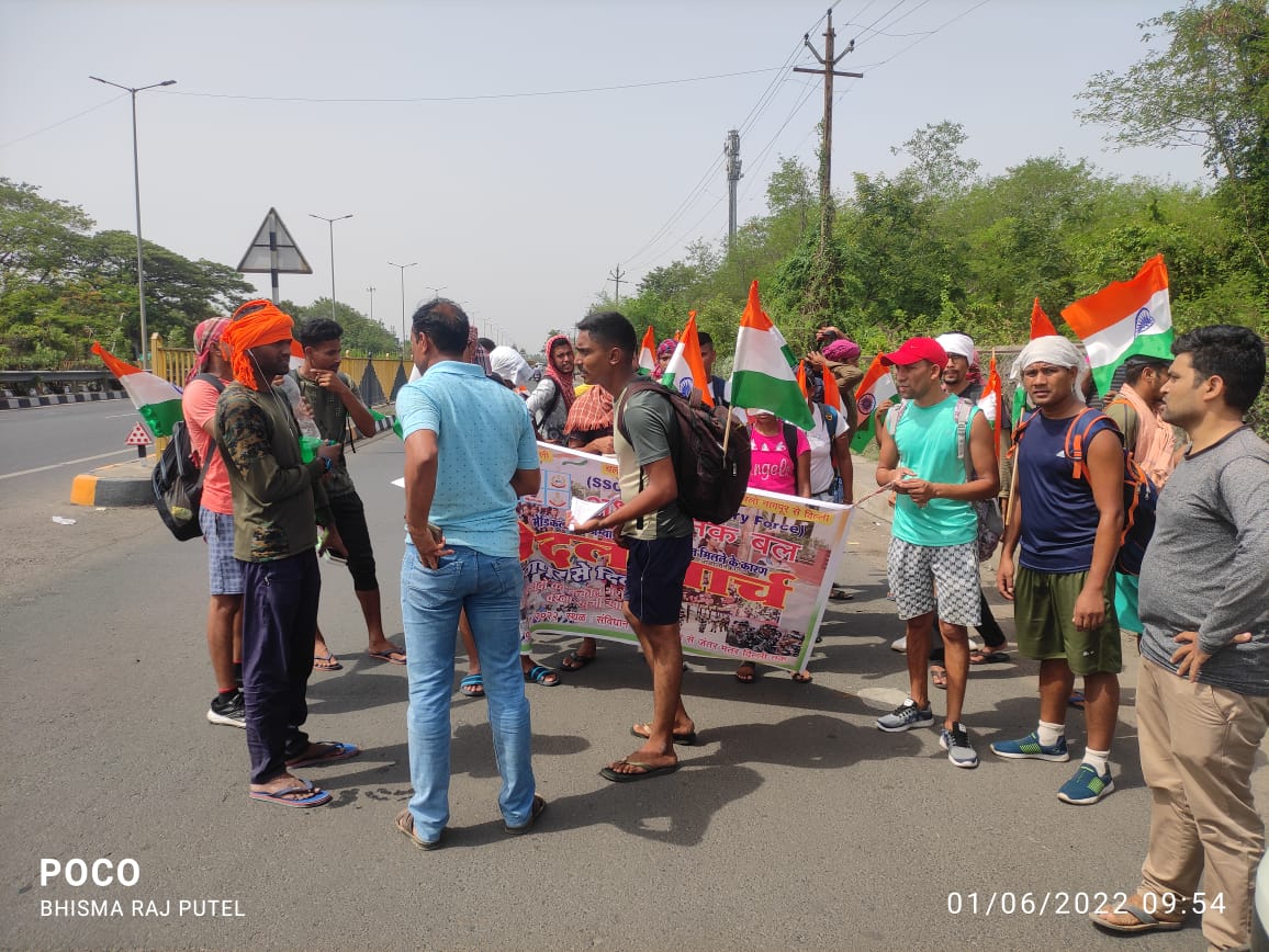 Surendr0032083's tweet photo. ये #SSCGD2018 के अभ्यर्थी पिछले #1साल से दिल्ली में सड़क आन्दोलन, नागपुर संविधान चौक में #72दिन #आमरण_अनशन उसके बावजूद भी सरकार के तरफ से कोई न्याय नहीं मिलने पर आज ये सभी युवा नागपुर से दिल्ली (1068Km) #पैदल_यात्रा पर निकल गये हैं
#Sscgd18Nagpurअनशन_Joining_Do
@AmitShah https://t.co/WE4MRn2rxQ