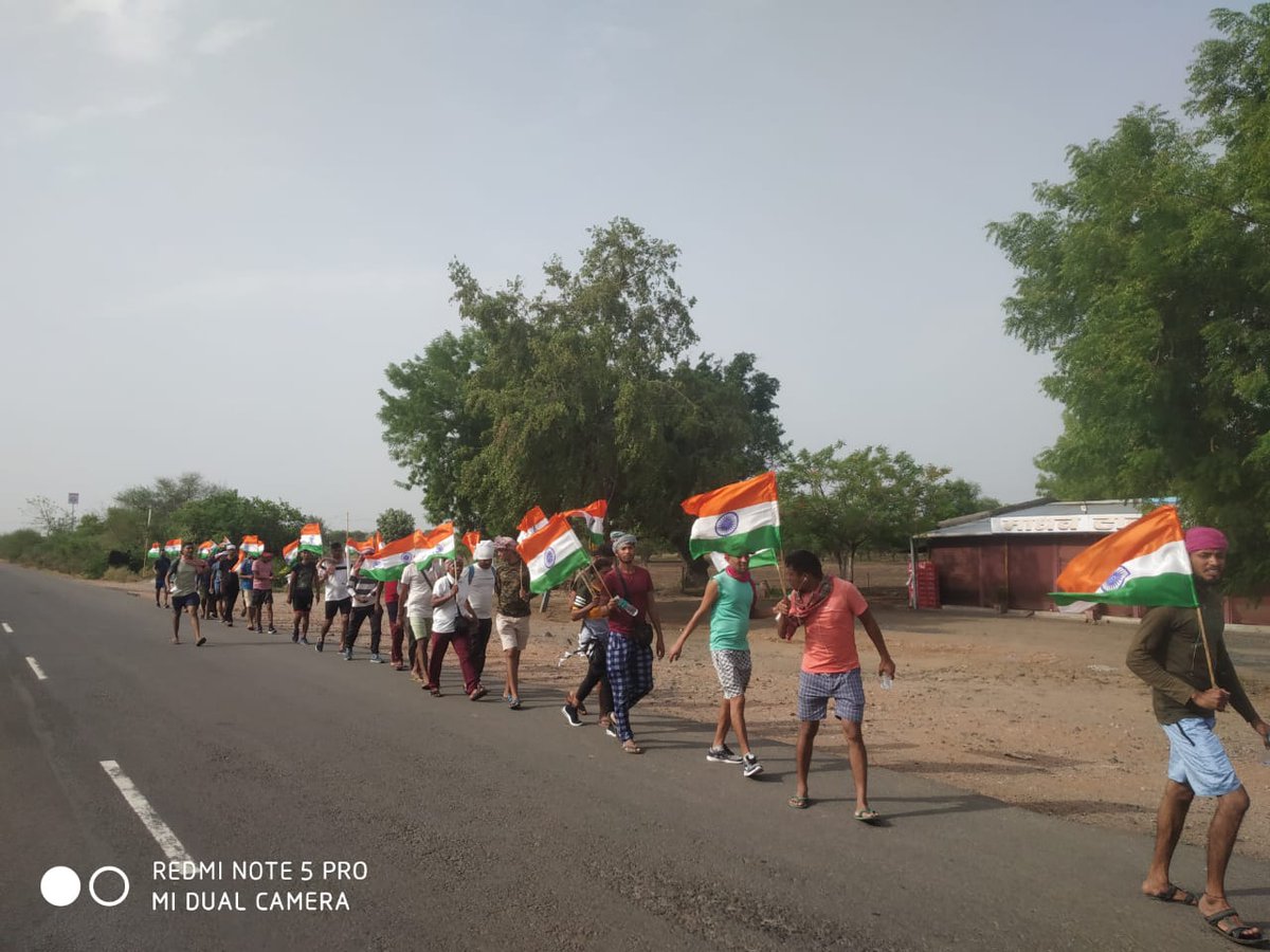 Surendr0032083's tweet photo. ये #SSCGD2018 के अभ्यर्थी पिछले #1साल से दिल्ली में सड़क आन्दोलन, नागपुर संविधान चौक में #72दिन #आमरण_अनशन उसके बावजूद भी सरकार के तरफ से कोई न्याय नहीं मिलने पर आज ये सभी युवा नागपुर से दिल्ली (1068Km) #पैदल_यात्रा पर निकल गये हैं
#Sscgd18Nagpurअनशन_Joining_Do
@AmitShah https://t.co/WE4MRn2rxQ