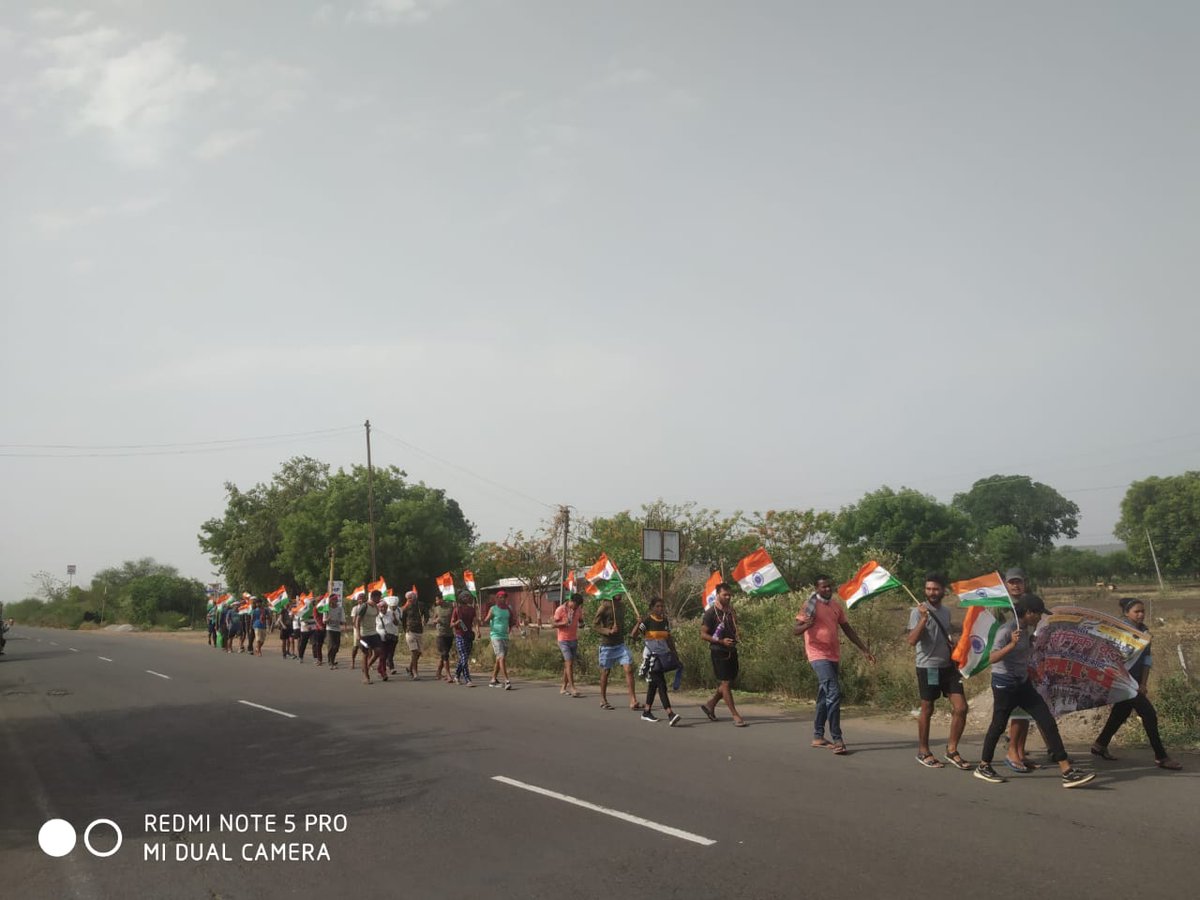Surendr0032083's tweet photo. ये #SSCGD2018 के अभ्यर्थी पिछले #1साल से दिल्ली में सड़क आन्दोलन, नागपुर संविधान चौक में #72दिन #आमरण_अनशन उसके बावजूद भी सरकार के तरफ से कोई न्याय नहीं मिलने पर आज ये सभी युवा नागपुर से दिल्ली (1068Km) #पैदल_यात्रा पर निकल गये हैं
#Sscgd18Nagpurअनशन_Joining_Do
@AmitShah https://t.co/WE4MRn2rxQ
