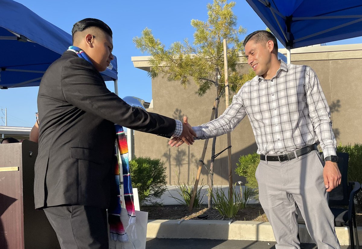 lphilyaw1's tweet photo. Great turn out to celebrate our 5th grade Dual Language students from Pioneer, Lincoln, Farr, and Glenview and our 8th graders from Mission Middle with the Pathway to Biliteracy awards. Felicidades! @EUSD @MissionEUSD @PioneerPumas https://t.co/R297dqrxbi