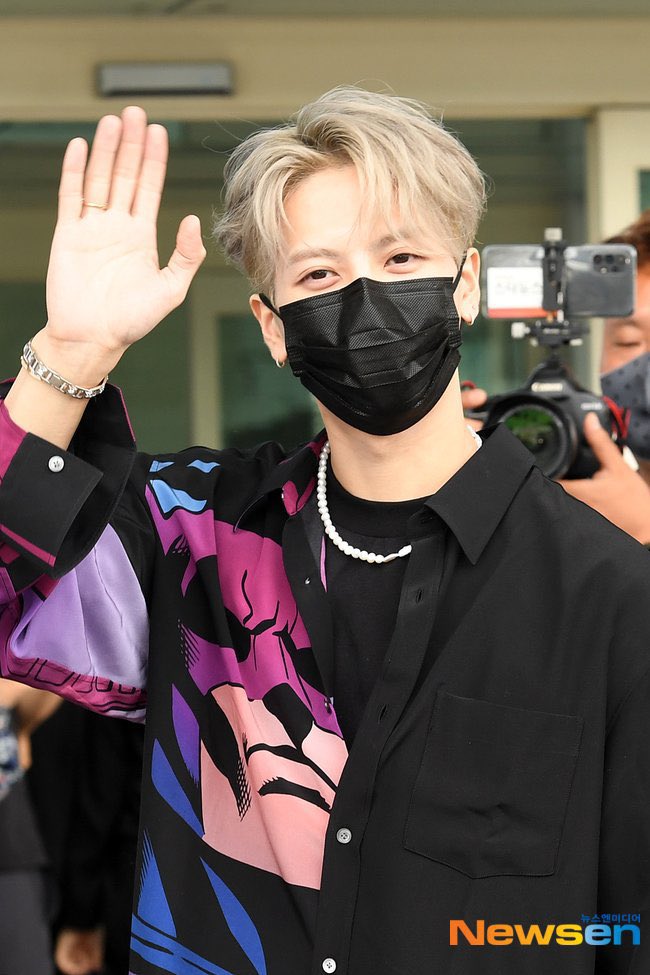 plus_jsj's tweet photo. Safe flight ✈️ naka nong jackkkkk แต่งตัวน่ารักๆ #wangjier #JacksonWang #JACKSON https://t.co/Qw9hXyavMY