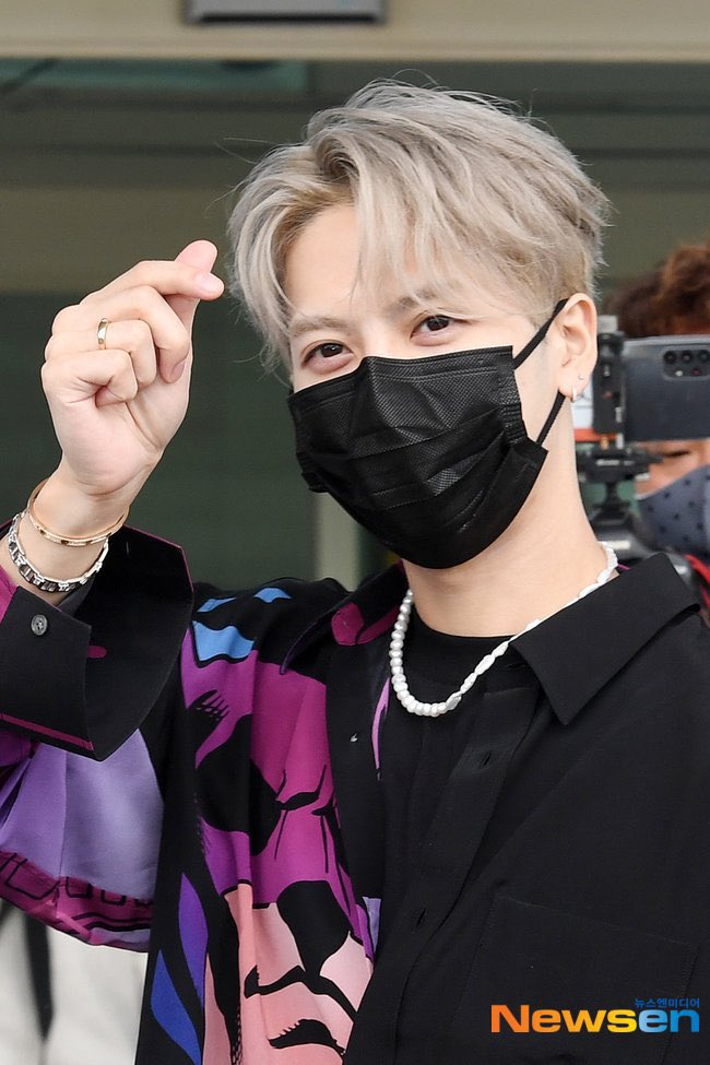 plus_jsj's tweet photo. Safe flight ✈️ naka nong jackkkkk แต่งตัวน่ารักๆ #wangjier #JacksonWang #JACKSON https://t.co/Qw9hXyavMY