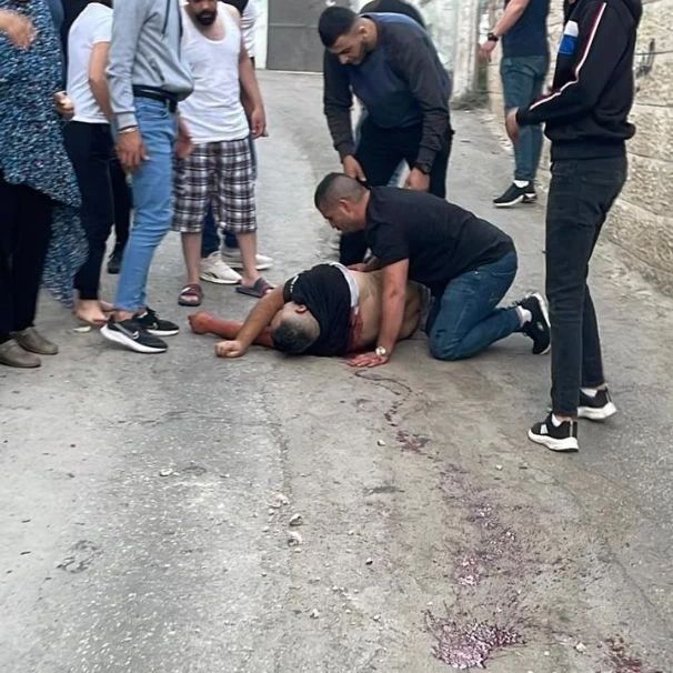 İsrail işgal güçleri, Beytüllahim şehrinin güneyindeki Dheisheh mülteci kampına düzenlediği askeri baskında Filistinli bir genci vurarak öldürdü.

#stopisraelicrimes