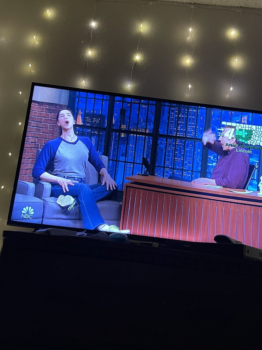 Siouxper_Rene's tweet photo. Sheesh @SarahKSilverman for dressing like how every woman should! #comf #fuckthoseitchydresses #myshero https://t.co/t6RJ7FCut9