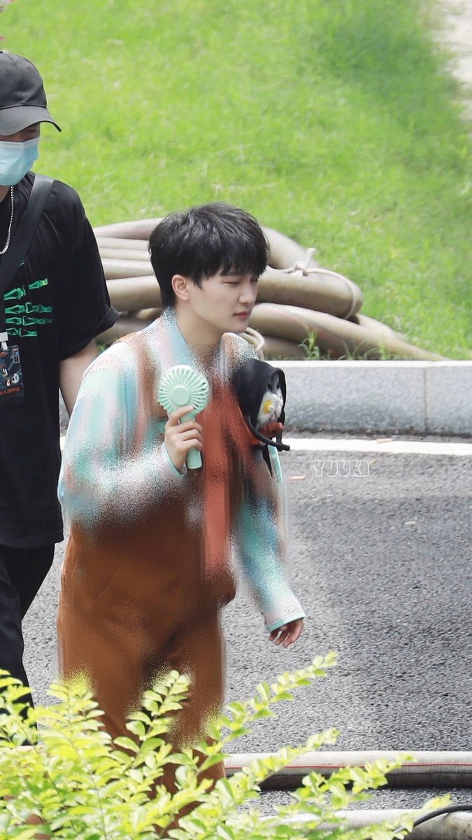 ZhouShenHaven's tweet photo. Apt 11 filming again? Cute outfit but his plushie masterpiece is.. *sigh

#ZhouShen #apt11 https://t.co/LXVi6jm7zK