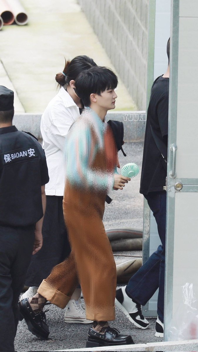 ZhouShenHaven's tweet photo. Apt 11 filming again? Cute outfit but his plushie masterpiece is.. *sigh

#ZhouShen #apt11 https://t.co/LXVi6jm7zK
