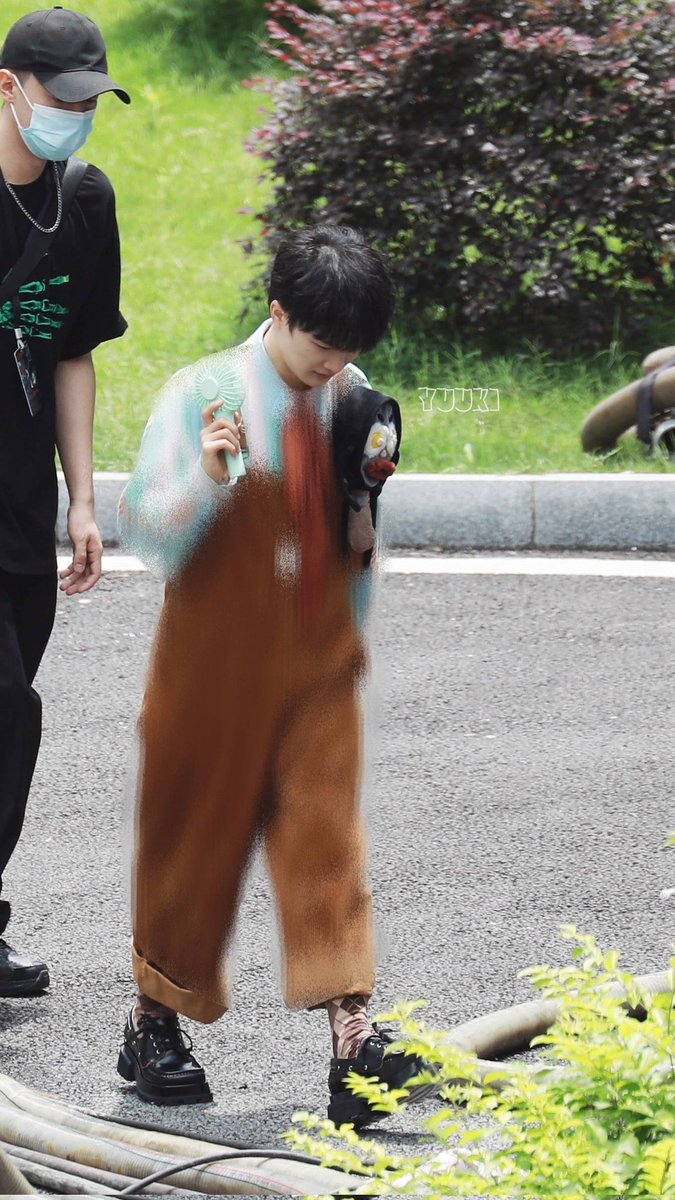 ZhouShenHaven's tweet photo. Apt 11 filming again? Cute outfit but his plushie masterpiece is.. *sigh

#ZhouShen #apt11 https://t.co/LXVi6jm7zK