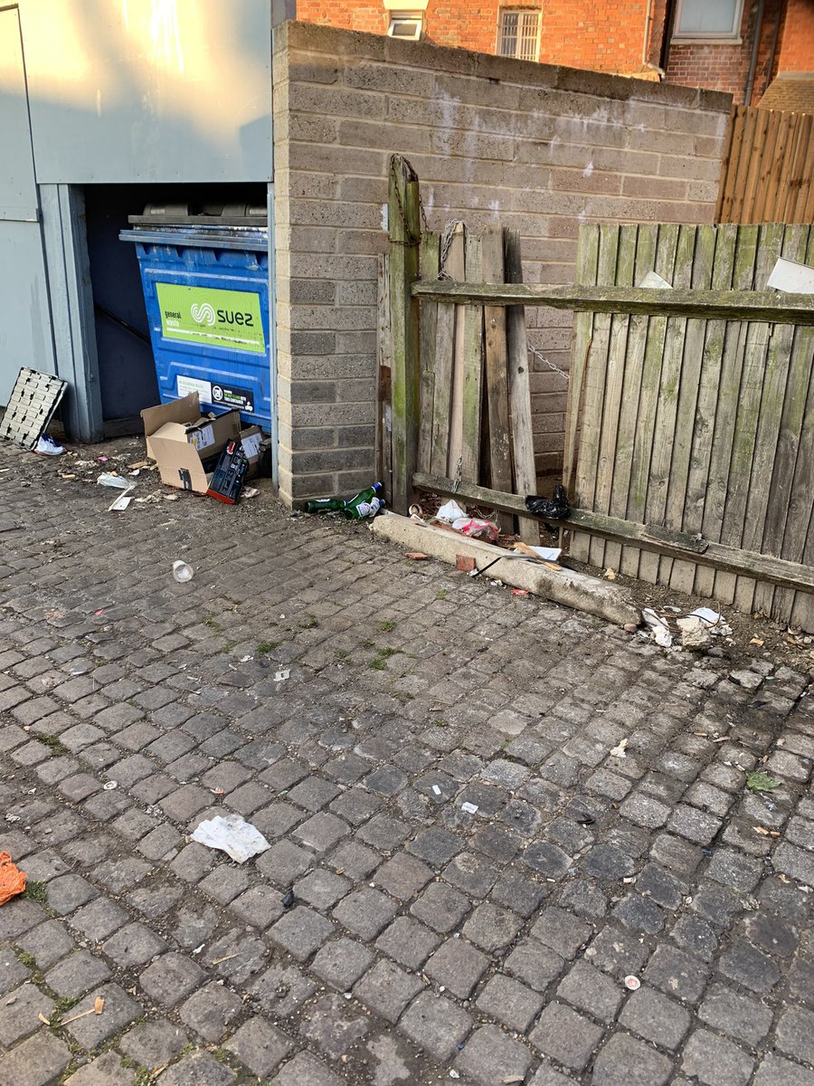 kirst49's tweet photo. It’s finally been cleared thank you to everyone who assisted in getting this done . Sadly there is already someone’s Amazon boxes there but hopefully #mertoncouncil and #dallaschiicken  will monitor so it doesn’t get out of hand https://t.co/6w0rAfZcPK