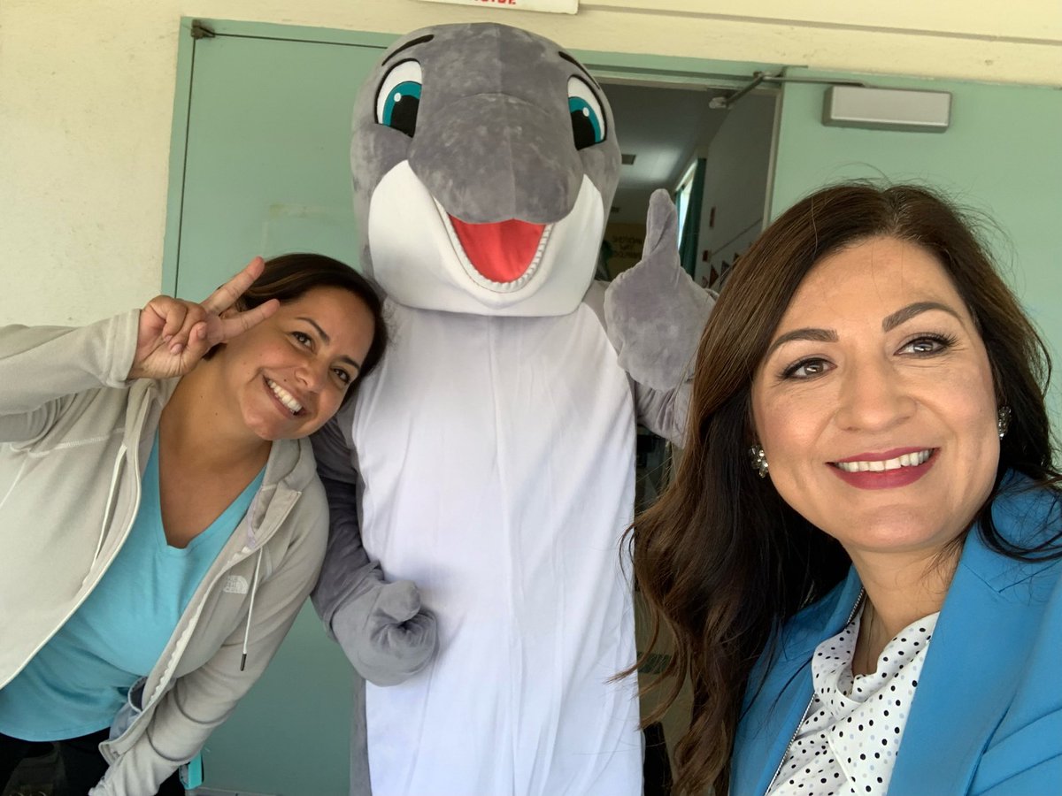 SheridanWay_PPS's tweet photo. It was a fabulous day for our annual “End of Testing” celebration dancing around our beautiful dolphin fountain. @DrRogerRice @SchoolVentura @CMRGuerrero https://t.co/8uxyi8YLM6
