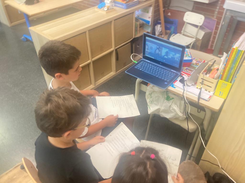 EscolaSolc's tweet image. Projecte de la @FTrams amb #2PRI: videoconferències en #anglès amb nens i nenes d'altres escoles! #curs2122 @EscolesCoop