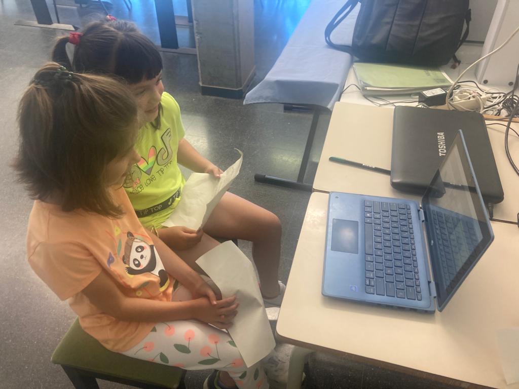 EscolaSolc's tweet image. Projecte de la @FTrams amb #2PRI: videoconferències en #anglès amb nens i nenes d'altres escoles! #curs2122 @EscolesCoop