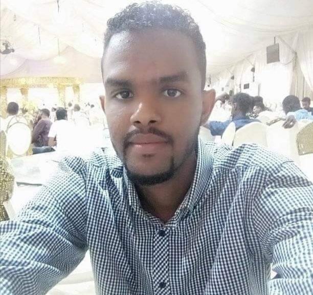 @AsmaMazin_ نحن برضو ولدنا مفقود لأكثر من 15 يوم إسمه عثمان محمد طاهر ساكن الأزهري وقت طلع من البيت كان لابس تشيرت أسود و بنطلون أزرق ، قبل أيام قالو لنا ظهر جوار مستشفى بشائر ، نتمنى في حاله العثور عليه الإتصال  بالرقم 0918911914
يا جامع يا رقيب