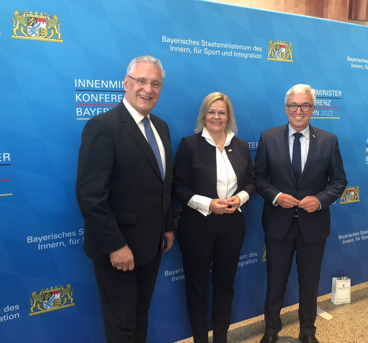 Heute wird die #Innenministerkonferenz fortgesetzt. Unter anderem soll das ‚Gemeinsame Kompetenzzentrum Bevölkerungsschutz‘ besiegelt werden.
„Wichtiger Schritt, um Zusammenarbeit von Bund &amp; Ländern beim Bevölkerungsschutz noch enger zu verzahnen“, so Innenminister #Lewentz. #IMK