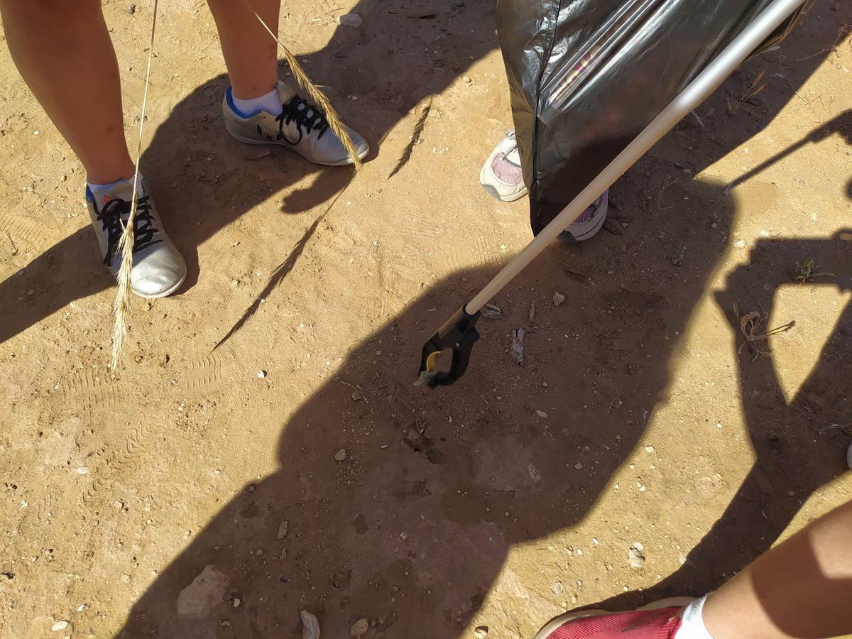 RedBECREA's tweet photo. MamenGonz76: Cuidamos nuestro entorno natural más cercano al @CeipReinaSofia , el Pinar de Torre Hacho, al tiempo de escuchamos atentamente a Pepo, de Relámpago Verde, explicándonos la fauna y la flora de este maravilloso paraje.
@ComunicApro_ #comunic… https://t.co/WbF79gHDpC