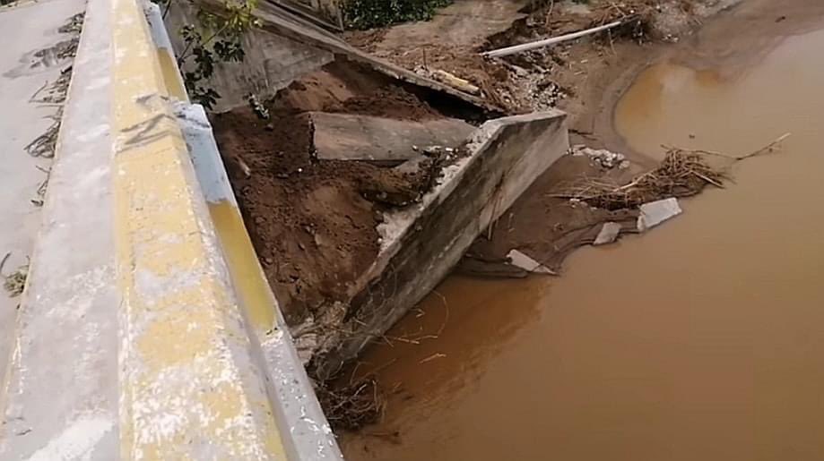 Puente que comunica a la cabecera de Santa María #Tonameca a punto de colapsar

El municipio más afectado por el huracán #Agatha aún no cuenta con energía eléctrica ni agua potable. Habitantes de la cabecera municipal no han recibido ayuda. #Oaxaca