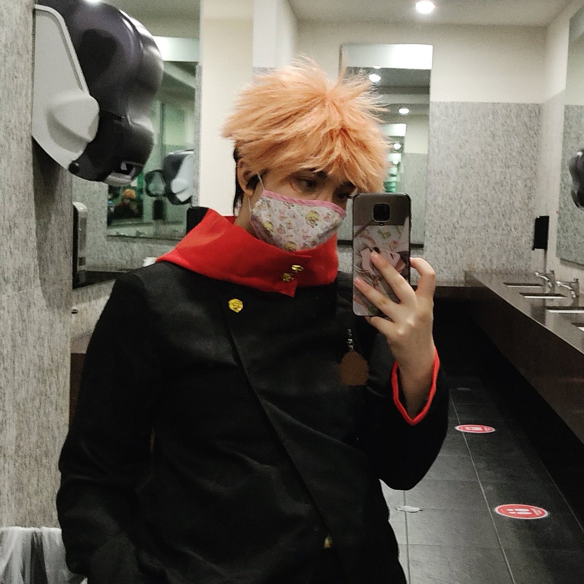 peterdarling_'s tweet photo. Brb making bathroom selfies My Thing when working at cons (. ❛ ᴗ ❛.)✨ #oopsspringfest https://t.co/7qF25Kg2Wt